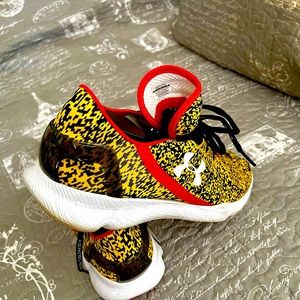 UA UNDER ARMOUR CHEETAH RUN TRAINERS SZ 11.5